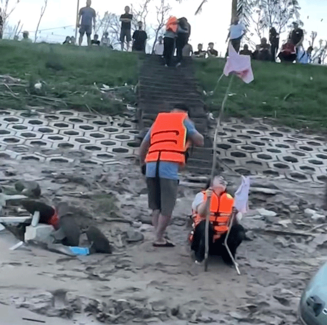 Nong-khong-co-phep-mau-vu-cha-om-2-con-nhay-cau-be-thuy-tieng-khoc-xe-long-cua-nguoi-o-lai-9