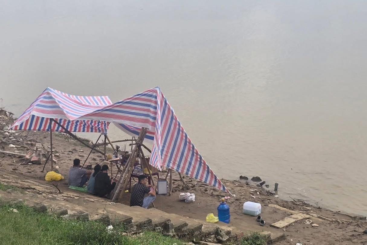 Vụ nghi bố ôm 2 con gái nhảy sông: Hé lộ tin nhắn cuối của người bố với cô giáo của con- Ảnh 1.