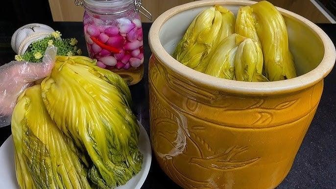 Mặc dù một số vitamin C sẽ bị mất trong quá trình chế biến dưa cải muối chua, nhưng dưa cải muối vẫn giữ lại nhiều dưỡng chất có lợi như vitamin B và chất xơ. 