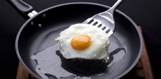 Chảo mất hết lớp chống dính, đừng vội vứt đi: Cứ làm cách này chiên rán không bao giờ bị nát, dính chảo