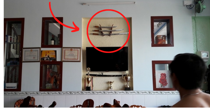 Những vật dụng nguy hiểm như dao, ⱪiḗm, các vật sắc nhọn nḗu ᵭể gần cửa ra vào ʟà một ᵭiḕu ⱪhȏng tṓt, phạm ʟỗi nghiêm trọng trong phong thuỷ.