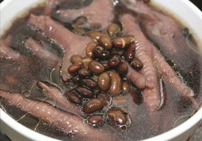Tác dụng của chân gà hầm đậu đen tốt ngang nhân sâm