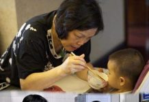 Góa chồng từ sớm nên ngay sau khi con gái kết hô;;n, tôi đã chuyển đến sống cùng vợ chồng con ngay lập tức. Suốt 10 năm trời tôi đã tận tụy chăm sóc cho gia đình con gái, từ nấu nướng, dọn dẹp nhà cửa đến trông nom cháu đều do một tay tôi làm. 2 đứa nó chỉ việc đi làm rồi về nhà nghỉ ngơi, vậy mà đêm lên tầng phơi quần áo thì nghe thấy con rể nhắc đến số tiền 150 triệu, thật không ngờ chúng nó tính toán tới vậy, sáng hôm sau tôi đưa ra một quyết định cho các con phải “nhớ đời”, chừa cái tội “v::ô ơ:n”…