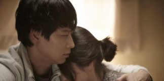 Chồng vốn làm bốc vác ở chợ đầu mối. 1 hôm đi chở hàng sớm chẳng may g::â:y TNGT khiến bà cụ 81 t::uổi q;;;ua đ;;;ời, dù đã dốc hết tài sản đền bù nhưng vẫn bị khởi kiện nên chấp nhận đi t::ù 5 năm để làm lại cuộc đời. Trước khi đi, anh dặn tôi làm đơn l/y d/ị rồi đi cưới người khác nhưng tôi không đồng ý, nhất định chờ anh quay về để gia đình sum vầy. Cũng từ đó trở đi, tuần nào tôi cũng đều đặn vào thăm anh nhưng mỗi lần như vậy, anh lại ngỏ ý xin tôi 1 sợi tóc. Mặc dù chẳng biết anh làm gì nhưng tôi vẫn chiều ý anh. Ngày được tha bổng, anh trở về ôm trầm mẹ con tôi và nói rõ lý do về chuyện ‘sợi tóc’ khiến tôi s/ố/c nặng, nước mắt lã chã rơi