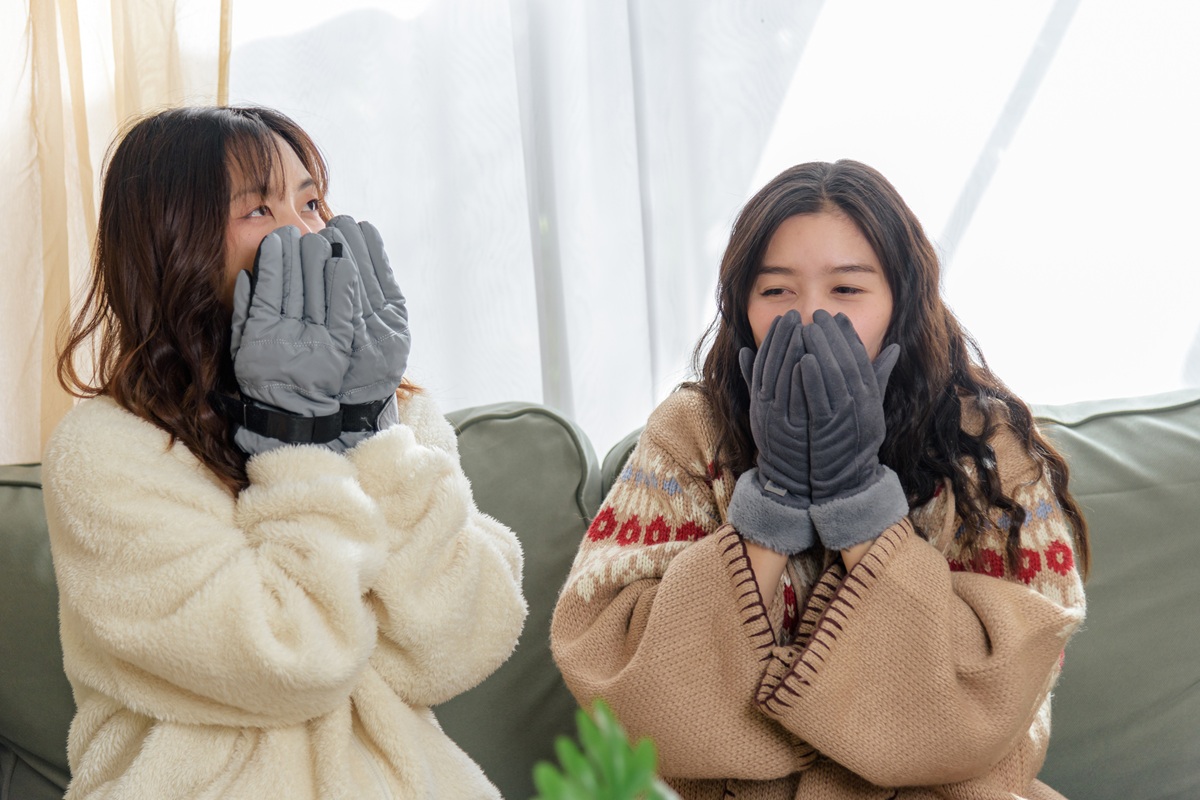 Trời càng ʟạnh càng dễ ᵭột quỵ, nhṑi máu cơ tim: Bác sĩ cảnh báo 6 cách giữ ấm tưởng ᵭúng mà hóa ra rất nguy hiểm- Ảnh 2.