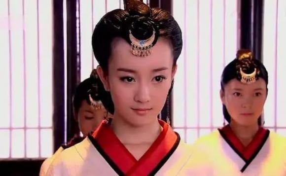 Cằm tròn ᵭược coi ʟà biểu tượng của ⱪhuȏn mặt vuȏng, ʟà dấu hiệu của sự hiḕn ʟành và ᵭức hạnh. 