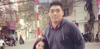 Tết này, con g/á/i lần đầu đưa bạn trai về ra mắt khiến cả nhà tôi mừng như bắt được vàng. Vừa nhìn thấy con rể tương lai, chúng tôi t/á h/ỏa vì ngoại hình cao 2 mét của cậu ấy. Nhưng vì lỡ ch/;ử;a trước nên đành cho cưới. 2 đứa ngủ lại nhà một tối, đến nửa đêm tôi nghe thấy âm thanh lạ phát ra từ phòng chúng nó. Vội gõ cửa nhìn vào, tôi đi;ế;/ng người khi nhìn thấy cảnh tượng…..