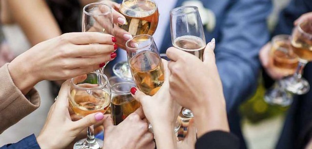 Uống rượu bia ngày Tết, hôm sau CSGT kiểm tra có nồng độ cồn có bị xử phạt không?- Ảnh 1.