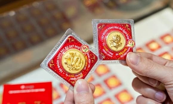 Với những người làm ăn, buôn bán, mâm cúng Thần Tài được chuẩn bị kỹ lưỡng theo phong tục từng vùng miền để cầu mong mua may bán đắt. 