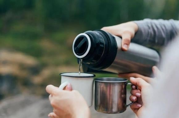 Nhiều người, đặc biệt là người lớn tuổi, có thói quen uống nước rất nóng như trà hay canh với suy nghĩ tốt cho sức khỏe.