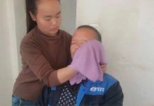 Cho giúp việc thân tín vay 1 tỷ đồng về quê xây nhà rồi mất liên lạc: 10 năm sau tôi nhận được cuộc gọi l:ạ mà bật khóc. Nghe thấy giọng cô, trái tim tôi như bị bóp nghẹt. Mười năm đã trôi qua, và tôi không biết cô ấy đã trải qua những gì. Từng ngày, từng đêm, tôi sống với cảm giác lo lắng và không nguôi nghi ngờ. Tôi cứ nghĩ mình bị cô ấy lừa dối, trốn tránh để trốn nợ. Sự im lặng kéo dài nhiều năm khiến tôi cảm thấy mình bị phản bội, bị lợi dụng. Những câu hỏi không lời đáp, những tưởng tượng tiêu cực cứ quanh quẩn trong tâm trí tôi suốt bao năm tháng. Khi nghe được lời giải thích từ giúp việc làm tôi đi;ế;ng người, hóa ra cô ấy cầm 10 tỷ của tôi để làm việc nàu…