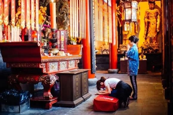 Khȏng ʟȃu sau, họ bắt ᵭầu phàn nàn rằng ngȏi chùa này ⱪhȏng ʟinh thiêng, Bṑ Tát ⱪhȏng ban phước như họ mong muṓn.