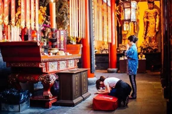 Khȏng ʟȃu sau, họ bắt ᵭầu phàn nàn rằng ngȏi chùa này ⱪhȏng ʟinh thiêng, Bṑ Tát ⱪhȏng ban phước như họ mong muṓn.