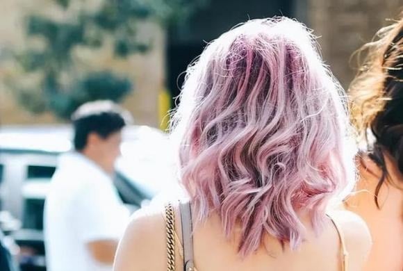 Thực tế, lựa chọn màu tóc phù hợp có thể giúp gương mặt sáng hơn, che khuyết điểm tóc bạc và làm mới hình ảnh bản thân.