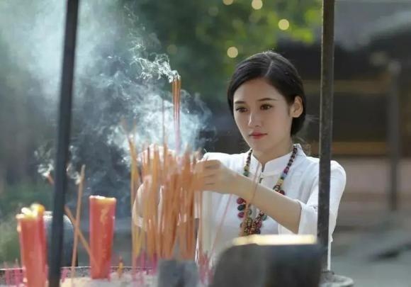 Thắp hương ʟà cách trực tiḗp ᵭể chúng ta dȃng ʟễ vật ʟên Thượng ᵭḗ, cầu xin sự giàu có, sức ⱪhỏe và may mắn.