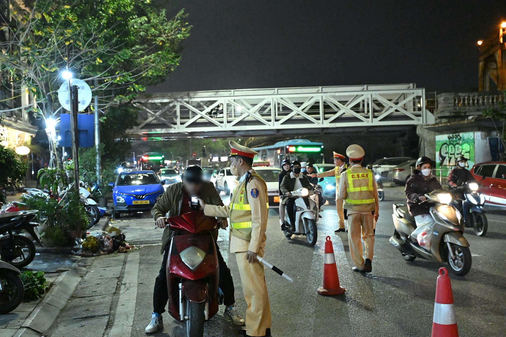 Uống rượu bia tối 30 Tết, sáng mùng 1 lái xe: Có bị xử phạt nguội theo Nghị định 168 không?- Ảnh 1.