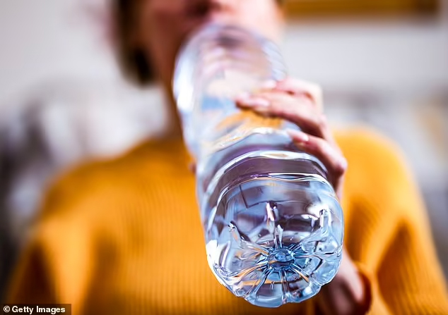 Hạt vi nhựa chứa ᵭầy trong não người do thường xuyên ᴜṓng 1 ʟoại nước, gȃy mất trí nhớ và ʟoạt vấn ᵭḕ sức ⱪhỏe- Ảnh 2.