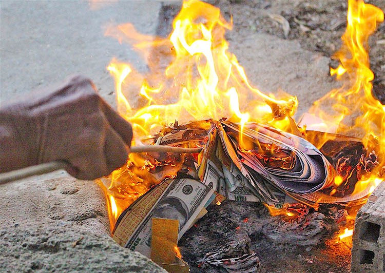 Làm hóa vàng phải nhớ quy tắc "3 nên – 1 đừng” để tổ tiên phù hộ, con cháu luôn gặp may mắn