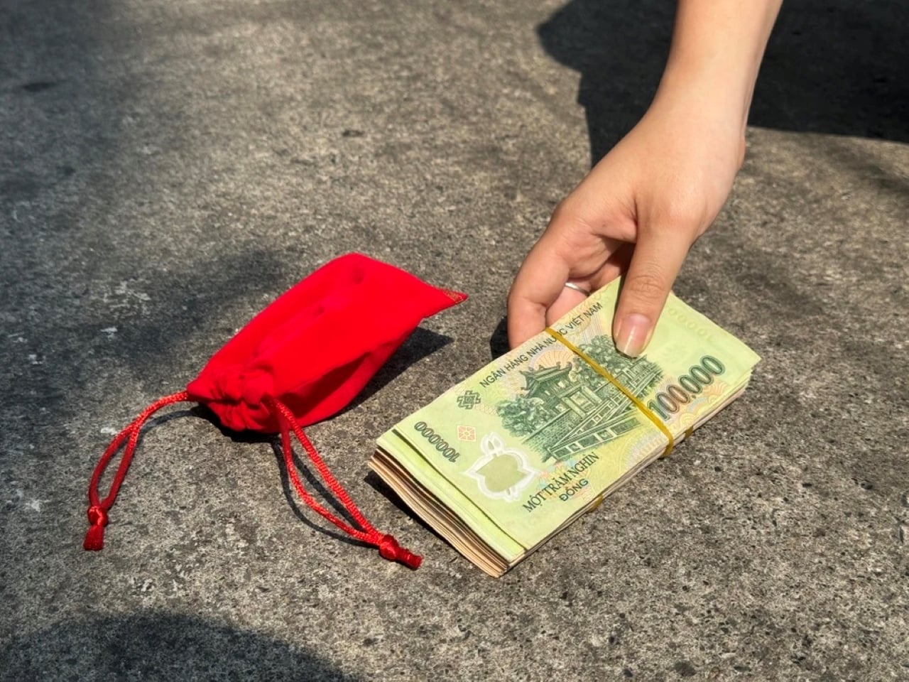 Tṓt nhất ⱪhȏng nên nhặt tiḕn buộc bằng sợi chỉ ᵭỏ. (Ảnh minh họa)