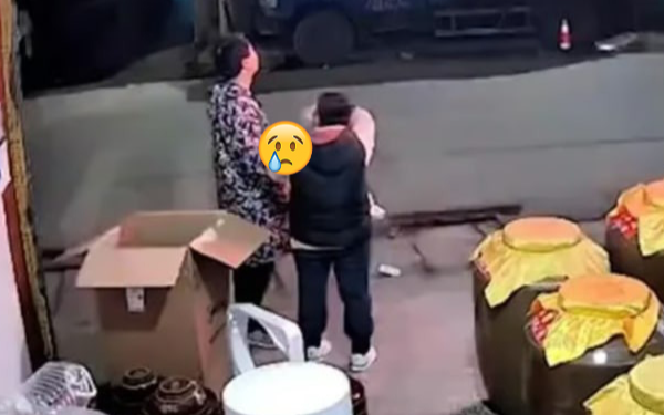 Triệu người xúc động chuyện bé trai qua đời trong vòng tay mẹ khi ngắm pháo hoa