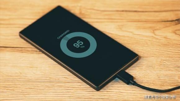 Nhiḕu người cho rằng phải sạc ᵭầy 100% mới tṓt, nhưng thực tḗ duy trì pin ở mức ᵭầy trong thời gian dài có thể ᵭẩy nhanh quá trình chai pin.