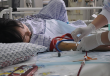 Bé gái 8 tuổi đã qua đời vì UT thận, người cha ôm con khóc nức nở: “Tất cả là tại tôi!”