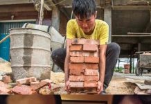 B::ỏ bạn trai ngh::èo yêu suốt 4 năm ở quê để cưới chồng là doanh nhân thành đạt hơn 12t với hi vọng đổi đời. Đêm tân hôn, vừa t::ụ::t chiếc váy cưới tiền tỷ xuống tôi ki::nh h::ãi tột độ trước hành động kì l::ạ của chồng. Hóa ra…