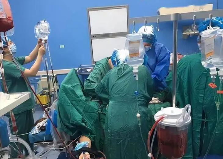 Thức dậy giữa ᵭêm ᴜṓng nước, người ᵭàn ȏng 59 tuổi tử ⱱoոɢ sau 5 ngày: Bác sĩ cảnh báo 4 thói quen tưởng vȏ hại nhưng cực nguy hiểm- Ảnh 1.