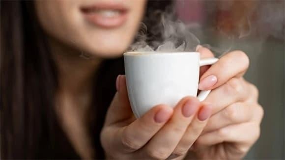 Trên thực tế, cà phê thường được pha ở gần điểm sôi, nhiều cửa hàng phục vụ đồ mang đi ở mức 85–90°C để giữ nóng lâu hơn. 