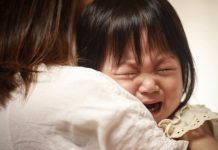 Đi công tác 1 tuần nên gửi con gái sang nhà ông nội nhưng hôm nào gọi về con cũng bảo sợ. Vừa xong việc tôi lập tức phi về đón ngay, bước vào nhà thì chết đứng khi thấy bố đang nằm trên sofa còn con gái tôi đang