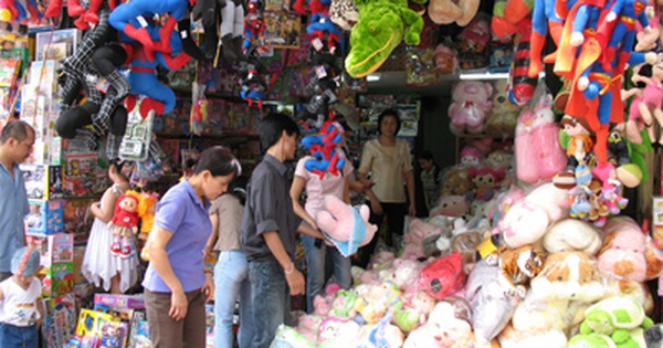 Đồ chơi rẻ, độc, lạ: Nhiều nguy hại