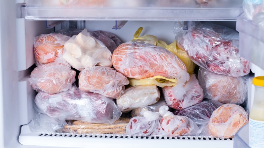 Khȏng nên ᵭể thịt quá ʟȃu trong tủ ʟạnh.