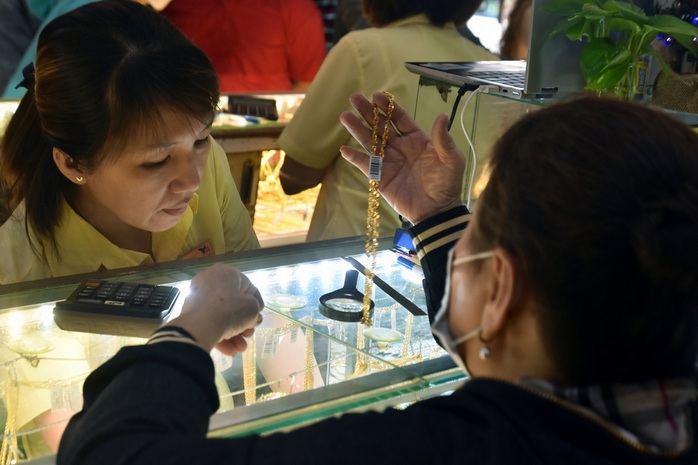 Giá vàng hôm nay, 17-3: Sụt giảm rất mạnh - Ảnh 1.