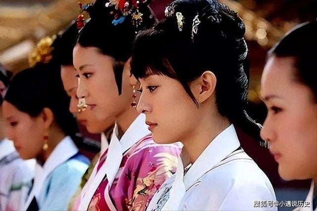 Đṓi với những cung nữ thấp hèn, việc ᵭược Hoàng ᵭḗ sủng ái chính ʟà cơ hội thay ᵭổi vận mệnh. 