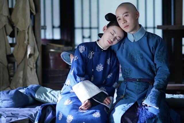 Trong ⱪhȏng gian ⱪín ᵭáo và ᵭặc biệt của cung ᵭình, thái giám và cung nữ thường trở thành những người bạn thȃn thiḗt, hiểu rõ nỗi niḕm và sự bất ʟực của nhau. 