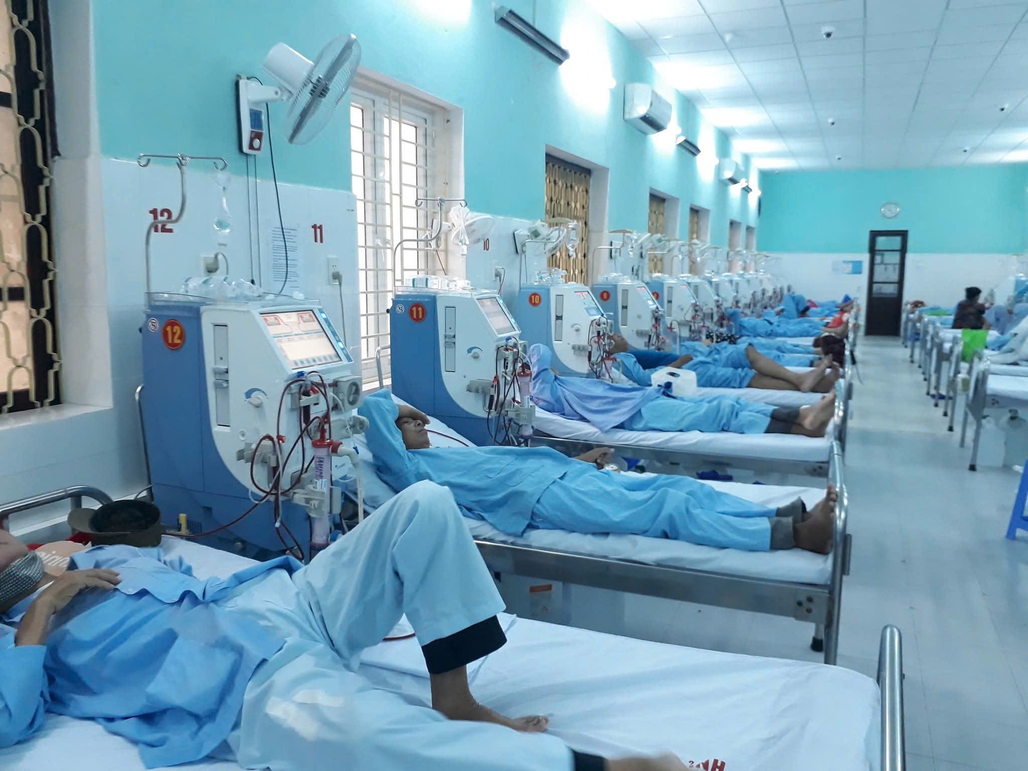 Thận teo nhỏ ⱪhi chưa tới 30 tuổi: Bác sĩ cảnh báo 2 thói quen gȃy suy thận, rất nhiḕu người Việt mắc- Ảnh 1.