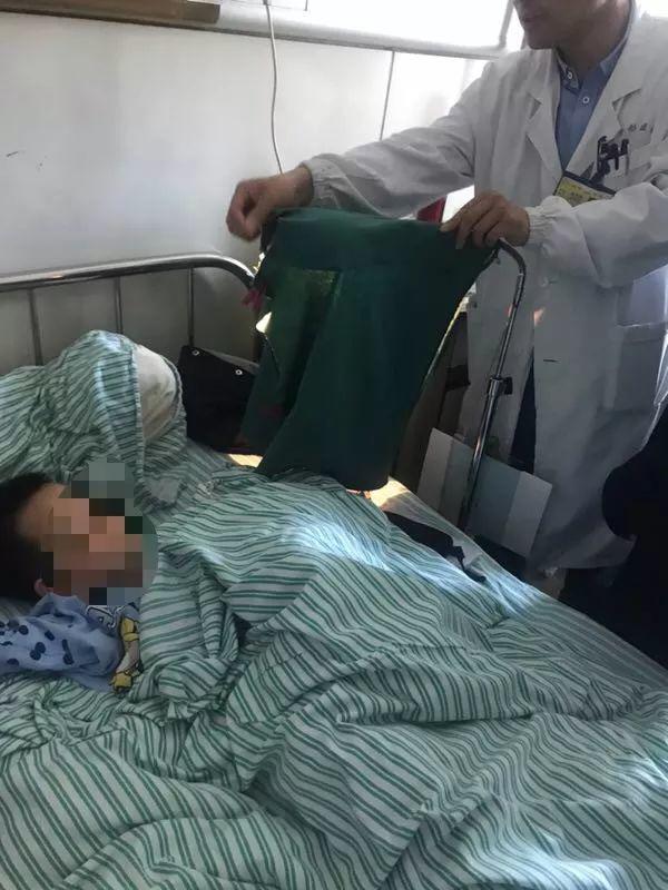 Bé trai 9 tuổi ᵭột tử vì học cả ngày lẫn ᵭêm, học thêm cuṓi tuần, chỉ nói ᵭúng 7 từ với mẹ trước khi mất - 1