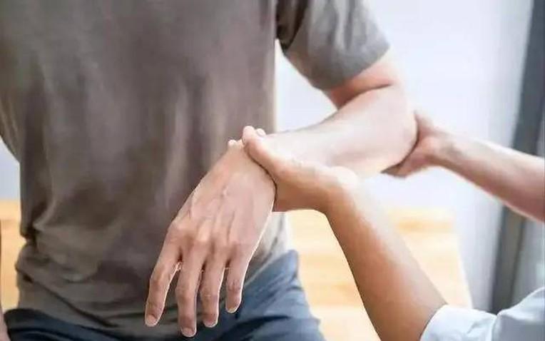 Bất kể nam hay nữ, nếu gặp phải 4 triệu chứng này ở cánh tay, rất có thể bạn bị ung thư: Dấu hiệu thứ 3 bị bỏ qua nhiều nhất- Ảnh 1.