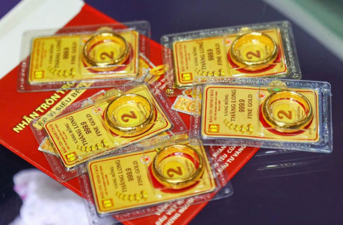 Giá vàng miếng 'bốc hơi' tới 2 triệu đồng/lượng, vàng nhẫn mất mốc kỷ lục
