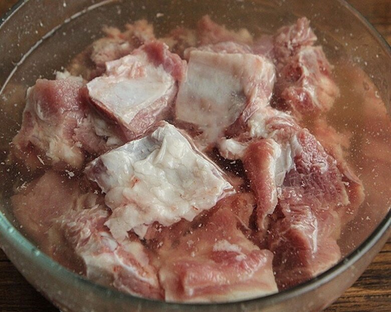 Hầm sườn người thì chần nước, người thì hầm trực tiḗp, ᵭầu bḗp nói: amp;#34;Cả hai ᵭḕu saiamp;#34;, cách ᵭúng ít người biḗt - 2