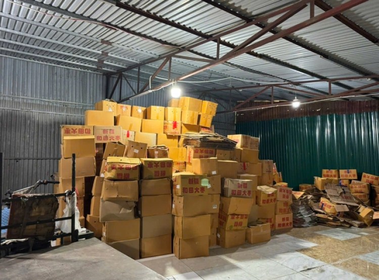 Cận cảnh hơn 4 tấn táo đỏ khô nhập lậu trong kho hàng ở Hà Đông: Buộc tiêu huỷ toàn bộ!- Ảnh 1.