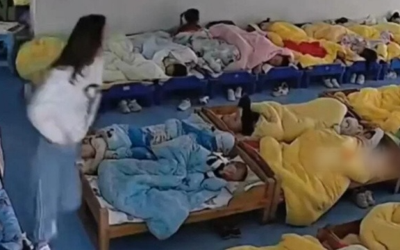 Cậu bé không qua khỏi sau giấc ngủ trưa, nghe bác sĩ giải thích cô giáo liền ngã khuỵu