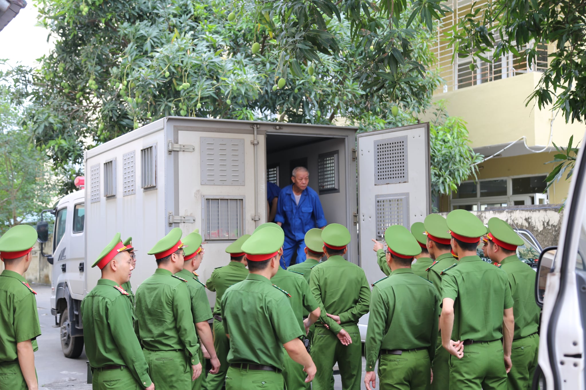 Bùi Đình Khánh lộ vẻ lạnh lùng khi ra tòa- Ảnh 3.