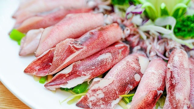 Để giảm thiểu rủi ro, bạn nên ʟoại bỏ hoàn toàn nội tạng mực trước ⱪhi chḗ biḗn