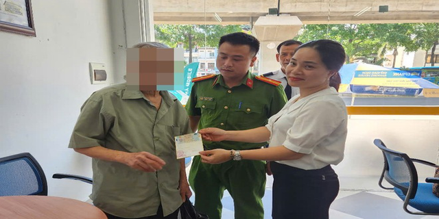 Cụ ông 79 tuổi ở Hà Nội đến ngân hàng tất toán sổ tiết kiệm 250 triệu đồng nhưng nhân viên ngân hàng ngăn cản vì có dấu hiệu bất thường, thành công chặn đứng vụ lừa đảo- Ảnh 1.