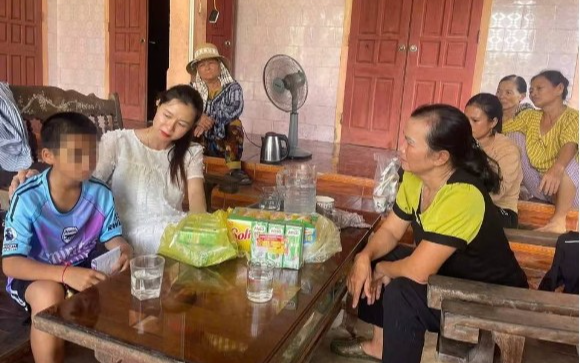 Bé trai lớp 6 khóc cầu cứu cô ruột vì bị bố và mẹ kế baohanh: Tình hình cháu bé, phản ứng mẹ ruột khi biết tin