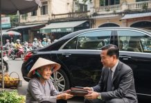 Bà lão nghèo nhất xóm nhặt được 300 triệu, lúc đem trả lại ông chủ nói ‘thiếu’ tận hơn 100 triệu nữa