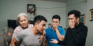 Mẹ bị dotquy phải ăn uống vệ sinh tại chỗ. 2 anh con trai do bà dứt ruột đẻ ra đều chê bai bẩn không chăm nom, chỉ có cậu con rể lao đến phụ giúp