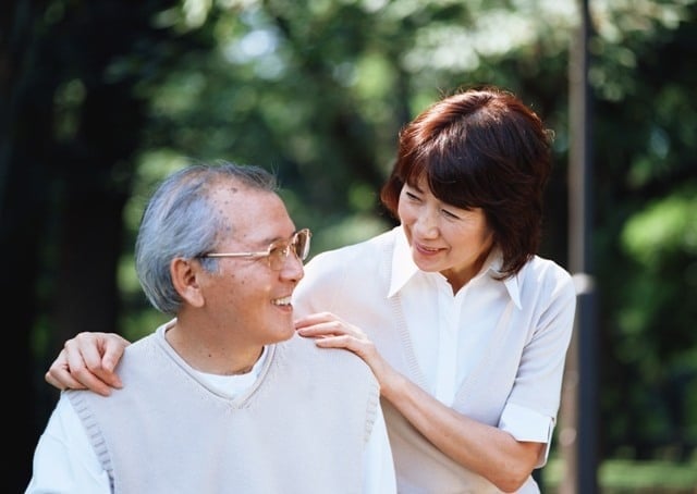 Khi còn trẻ, ᵭàn ȏng thường bị cuṓn hút bởi năng ʟượng, ngoại hình và tính cách hòa ᵭṑng của phụ nữ trẻ.