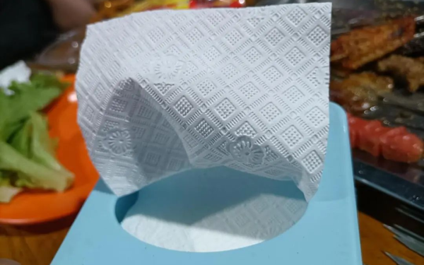 Phát hiện nhiều mẫu khăn giấy chứa vi khuẩn vượt ngưỡng cho phép 13 lần: Chuyên gia cảnh báo 1 loại ngấm đẫm chất UT